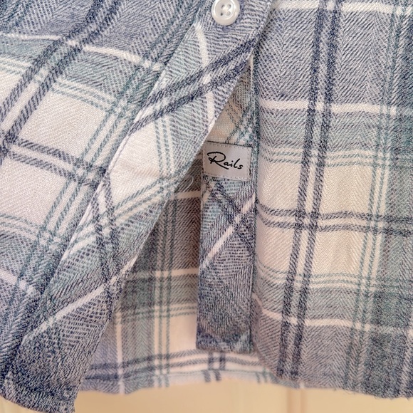Rails button up! Size medium. Perfect condition! - Picture 3 of 4